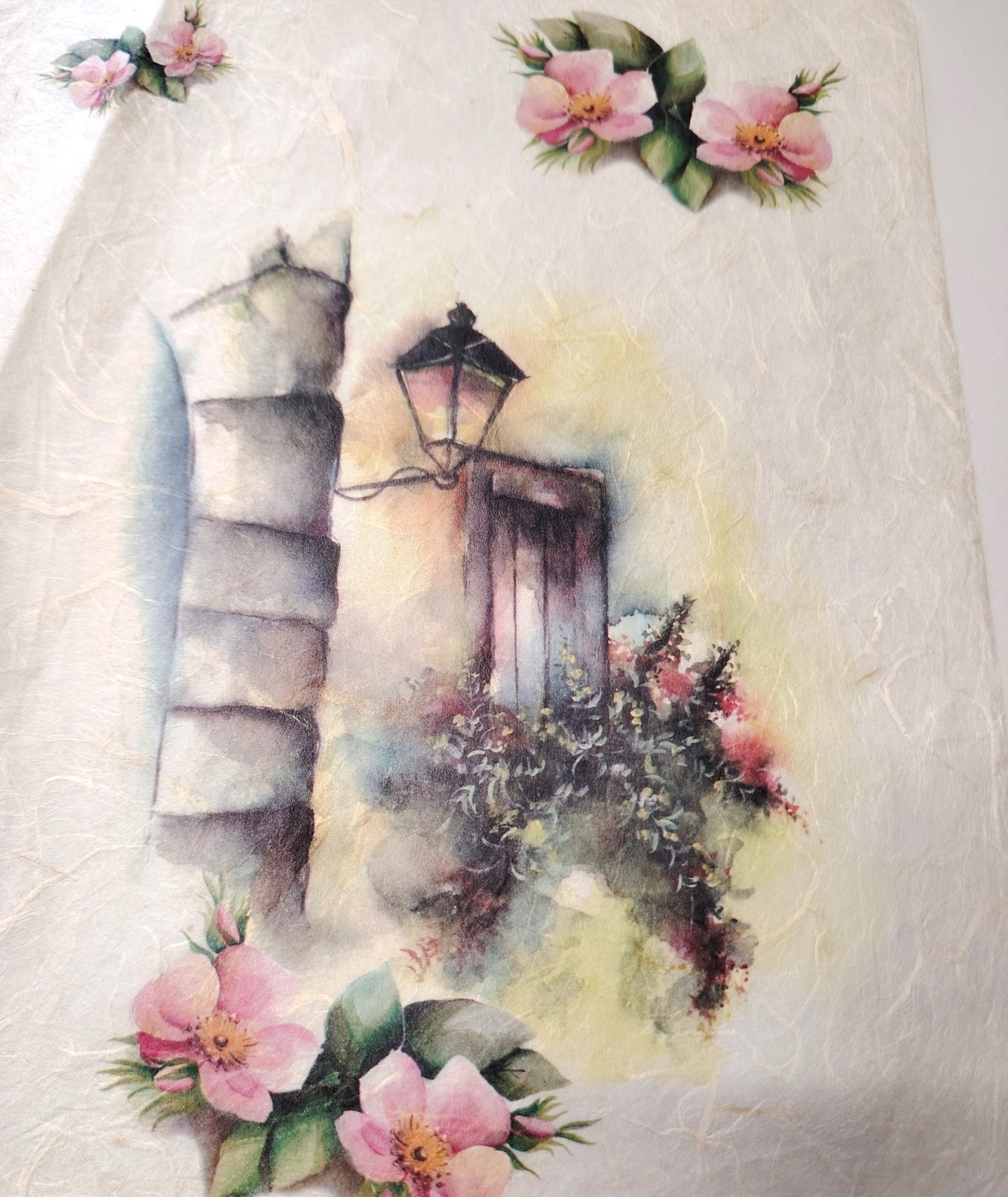 Carta da Decoupage Vintage con Fiori Rosa e Lampione – Motivo Romantico Shabby Chic